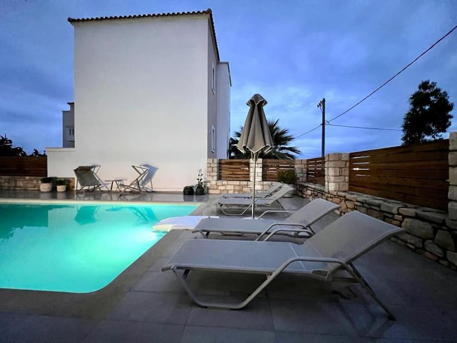 Gagra - With Private Pool, Air Con And Heating Villa *